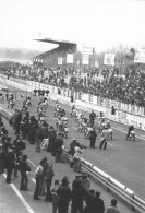 PILOTES MOTOS DEPART DE COURSE PHOTO DE PRESSE ORIGINALE 18 X 13  CM J191 - Sport