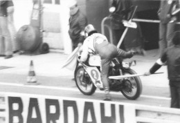 AGOSTINI PILOTE MOTO YAMAHA  EN  COURSE PHOTO DE PRESSE ORIGINALE 18 X 13  CM J197 - Deportes