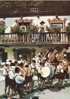 FOLKLORE - Costumes - Ein Flottes Standchen Der Trachtenkapelle - Colorisé - Carte Postale - Vestuarios