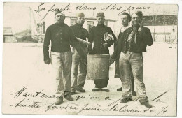 Carte Photo - Groupe De Soldats Lors De La Corvée De 1/4 "La Classe Dans 140 Jours" Circ Sans Date, Sous Envelopp - Casernes