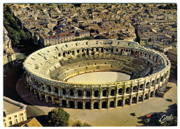 En Pays Romain - NÎMES (Gard) - Vue Aérienne Des Arènes, Amphithéâtre Romain - Nîmes