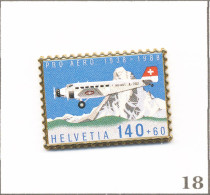 Pin's PTT - Poste Suisse / Pro Aéro (1938-1988) - Avion Et Forme De Timbre. T1007-18 - Vliegtuigen
