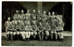 Carte Photo Cour De Caserne - Groupe De Militaire En Tenue De Corvée (pas De Numéro Visible) Pas Circulé - Casernas