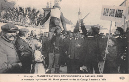 BAR-sur-AUBE - Manifestations Des Vignerons, Mars 1911 - Le Mannequin Représentant M. Monis Promené En Tête Du Cortège - Bar-sur-Aube