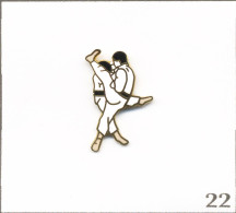 Pin's Sport - Art Martial / Judo - Judokas Ceintures Noires - Taille : 19 X 11 Mm. Non Est. EGF. T1007-22 - Judo