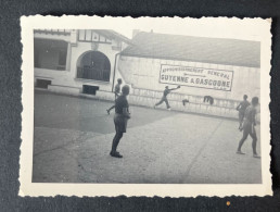 PHOTO ORIGINALE Pelote Basque Joueurs Guyenne Et Gasconne Publicité Pharmacie Bayonne   6 Cm X 9 Cm ( RefD21 ) - Sporten