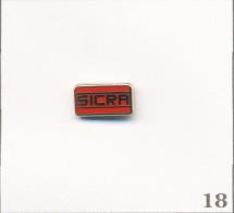 Pin's BTP / Logo “SICRA“ (Société Industrielle Constructions Rapides). Taille : 11 X 5 Mm. Non Est. Zamac. T1008-18 - Andere & Zonder Classificatie