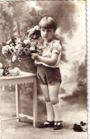 *CPA - Enfant Avec Corbeille De Fleurs, Table, ( A 06) - Retratos