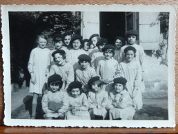 UNE QUINZAINE DE FILLETTES EN BLOUSE ET BERET AOUT 194 - Ohne Zuordnung