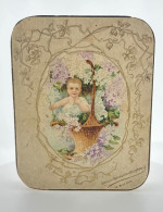 Belle Ancienne Boite à Dragées, Chocolats Ou Bonbons. Carton. Art Nouveau. Août 1905. Enfant Dans Panier De Fleurs. - Scatole