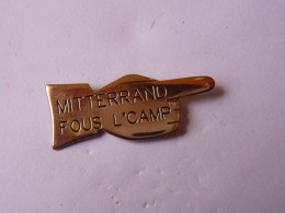 RARE Pins MITTERAND FOUS L CAMP - Beroemde Personen