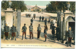 Militaria * Jolie CPA COULEUR Voyagé 1910 * LYON L'Entrée Des Casernes De Cavalerie à La Part Dieu * Nombreux Soldats - Kazerne