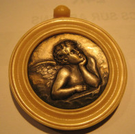 Médaille De Berceau Ange Angelot Rêveur Accoudé. Signée LD. - Religión & Esoterismo