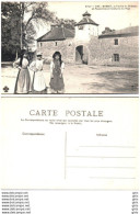 03 - Allier - Busset - La Ferme Du Château Et Paysannes En Costume De Pays - Autres & Non Classés