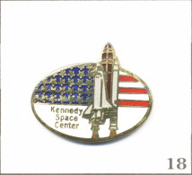 Pin’s Espace / Kennedy Space Center Avec Navette Spatiale Américaine & Drapeau. Est. Pinnacle Designs. EGF. T1010-18 - Espacio