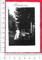 VOITURE  A IDENTIFIER - FEMME - RICCIONE 1955 - Anonymous Persons