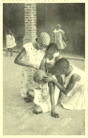 Bas Congo Mangembo -- Missions Des Filles De Marie De Pesches - Coiffeuses Improvisées.    (2 Scans) - Misiones