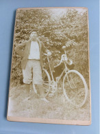 Ancienne Photo CDV Cycliste Et Sa Bicyclette Format 10.8cm X 16.4cm - Radsport