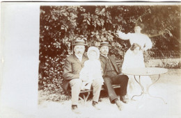 Carte Photo D'une Famille élégante Posant Dans Leurs Jardin En 1908 - Anonymous Persons