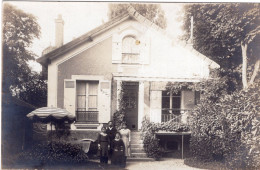 Carte Photo D'une Famille élégante Posant Devant Leurs Maison Vers 1910 - Persone Anonimi