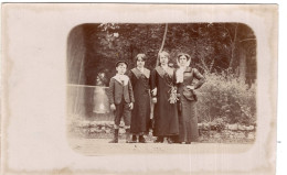Carte Photo D'une Femme élégante Avec Ces Deux Jeune Filles Et Sont Jeune Garcon Dans Leurs Jardin Vers 1910 - Anonieme Personen