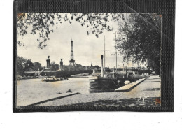 75- PARIS-Une Vue Animée Des " PENICHES " à Quai Au PONT ALEXANDRE III - Otros & Sin Clasificación