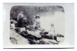 Carte Photo De Trois Femmes élégante Avec Une Jeune Fille Assise A Coté D'une Rivière Vers 1905 - Persone Anonimi
