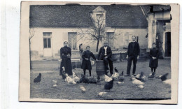 Carte Photo D'une Famille De Paysan Avec Leurs Poule Dans La Cour De Leurs Ferme Vers 1910 - Persone Anonimi