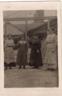 Carte Photo De Deux Femmes élégante Avec Deux Jeune Fille élégante Posant Dans La Cour De Ferme Vers 1905 - Anonymous Persons