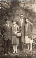 Carte Photo De Deux Jeune Fille élégante Avec Deux Jeune Garcon Posant A La Campagne - Anonymous Persons