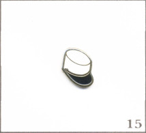 Pin’s Institution - Armée / Képi Blanc De La Légion - Taille : 11 X 10 Mm. Estampillage Illisible. Métal Peint. T1012-15 - Militares
