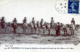 30  UN GROUPE DE GARDIANS  ATTENDANT LA FERRADE AUX SAINTES MARIES DE LA MER - Sonstige & Ohne Zuordnung