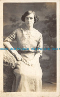 R128540 Old Postcard. Woman - Monde