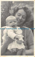R128553 Old Postcard. Woman With Smiling Baby - Monde