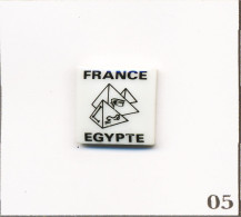 Pin’s Association - France Egypte Avec Pyramides Et Hiéroglyphes. Est. Thosca. Porcelaine. T1013-05 - Vereinswesen