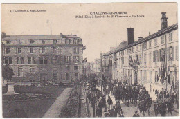 51 - CHALONS-sur-MARNE - Hôtel-Dieu à L'arrivée Du 5e Chasseurs - La Foule - 1908 - Châlons-sur-Marne