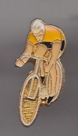 Pin's  Cyclisme Vélo Coureur Maillot Jaune  Réf 8186 - Cyclisme