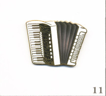Pin’s Musique - Instrument / Accordéon - Version Caisse Blanche. Est. © Tablo. EGF. T1014-11 - Muziek