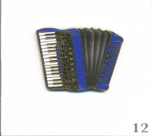 Pin’s Musique - Instrument / Accordéon - Version Caisse Bleue. Est. © Tablo. EGF. T1014-12 - Musica