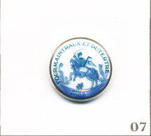 Pin’s Art Et Artisanat - Faïencerie Fourmaintraux & Dutertre à Desvres (62). Non Est. Porcelaine. T1014-07 - Autres & Non Classés