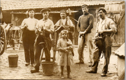 CP Carte Photo D'époque Photographie Vintage Groupe Mode Ferme Harnais Ferme - Parejas