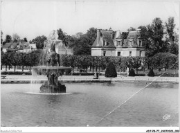 ADTP8-77-0668 - FONTAINEBLEAU - Le Pavillon Sully Et Le Jet D'eau  - Fontainebleau