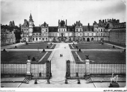 ADTP7-77-0665 - FONTAINEBLEAU - Le Palais - Cour Des Adieux  - Fontainebleau