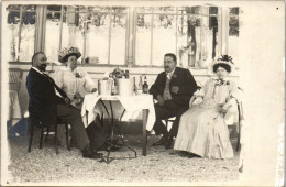 CP Carte Photo D'époque Photographie Vintage Groupe Mode Restaurant Terrasse  - Couples