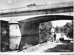 ADTP8-77-0738 - NEMOURS - Les Pêcheurs Auprès Du Grand Pont Sur Le Loing - Le Champ De Mars  - Nemours