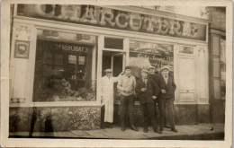 CP Carte Photo D'époque Photographie Vintage Magasin Charcuterie Vitrine Groupe - Couples