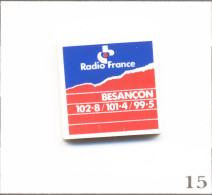 Pin’s Média - Radio / Radio France Besançon. Non Estampillé. Sérigraphie Sur Base Plastique. T1015-15 - Medios De Comunicación