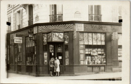 CP Carte Photo D'époque Photographie Vintage Librairie Les Humanités Vitrine  - Places