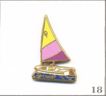 Pin’s Sport - Nautisme / Voilier Léger “Optimist“. Est. Lalande Et Collin. Zamac. T1015-18 - Boats