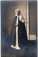 Carte Photo D'une Femme élégante ( Une Infirmière ) Posant Dans Sa Maison - Anonymous Persons
